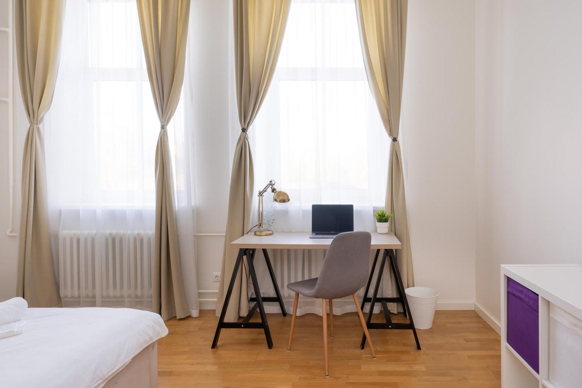 Apartment Families & Groups - 3 Bedrooms - Free Parking - Location *