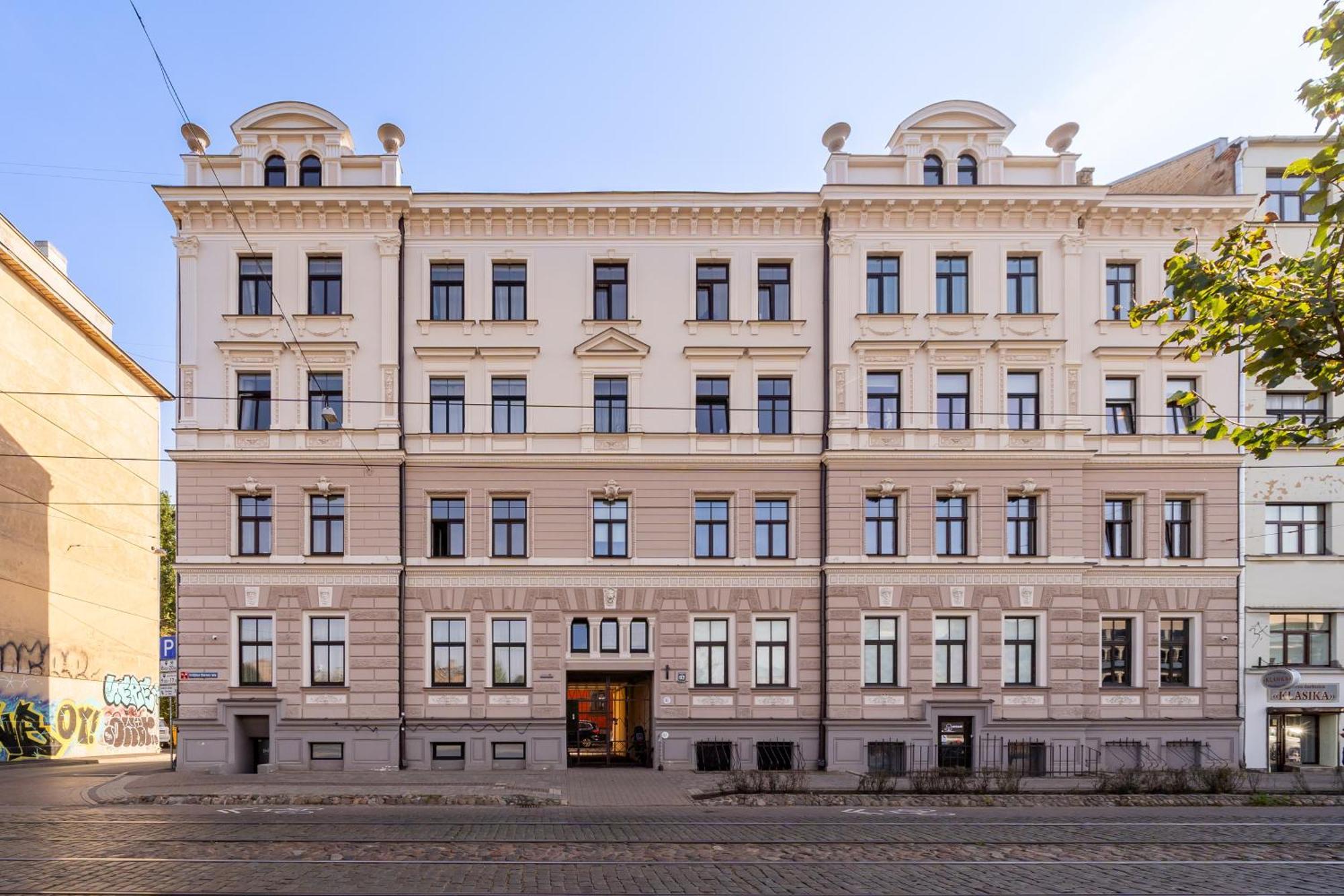 Apartment Families & Groups - 3 Bedrooms - Free Parking - Location