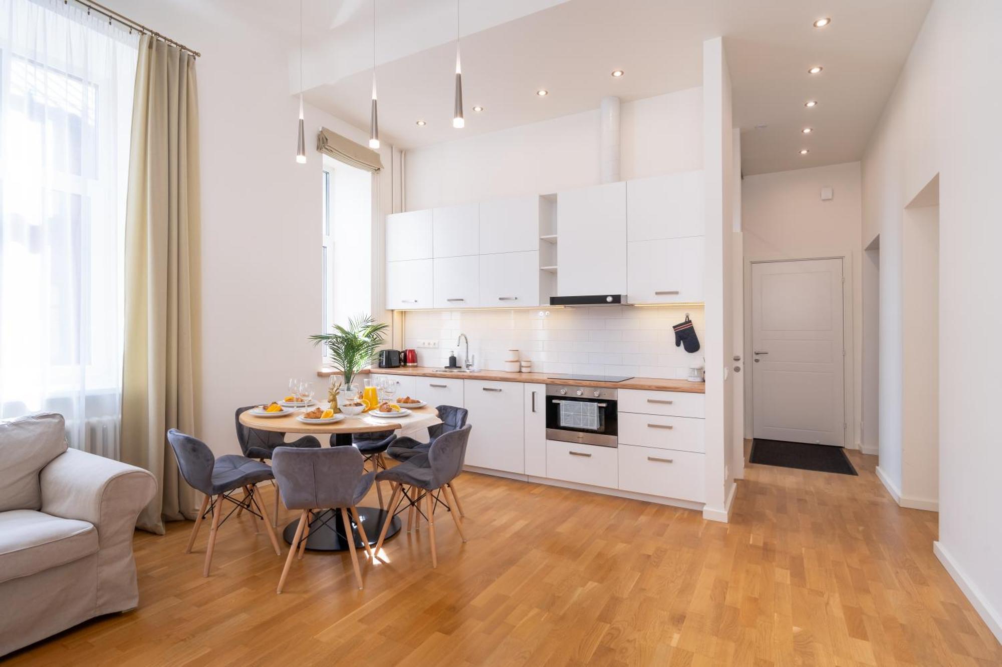 Apartment Families & Groups - 3 Bedrooms - Free Parking - Location *
